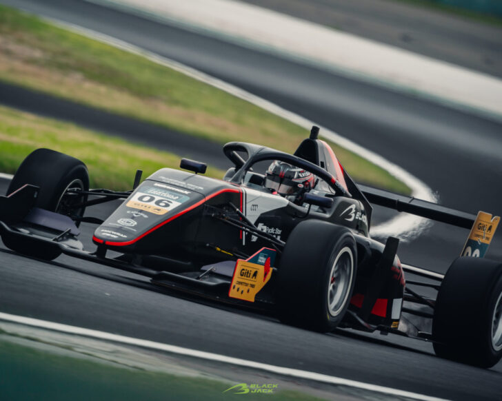 WXT01334-opq406057944