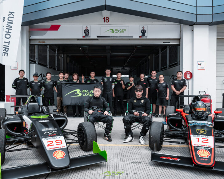 WXT01025-opq481952900