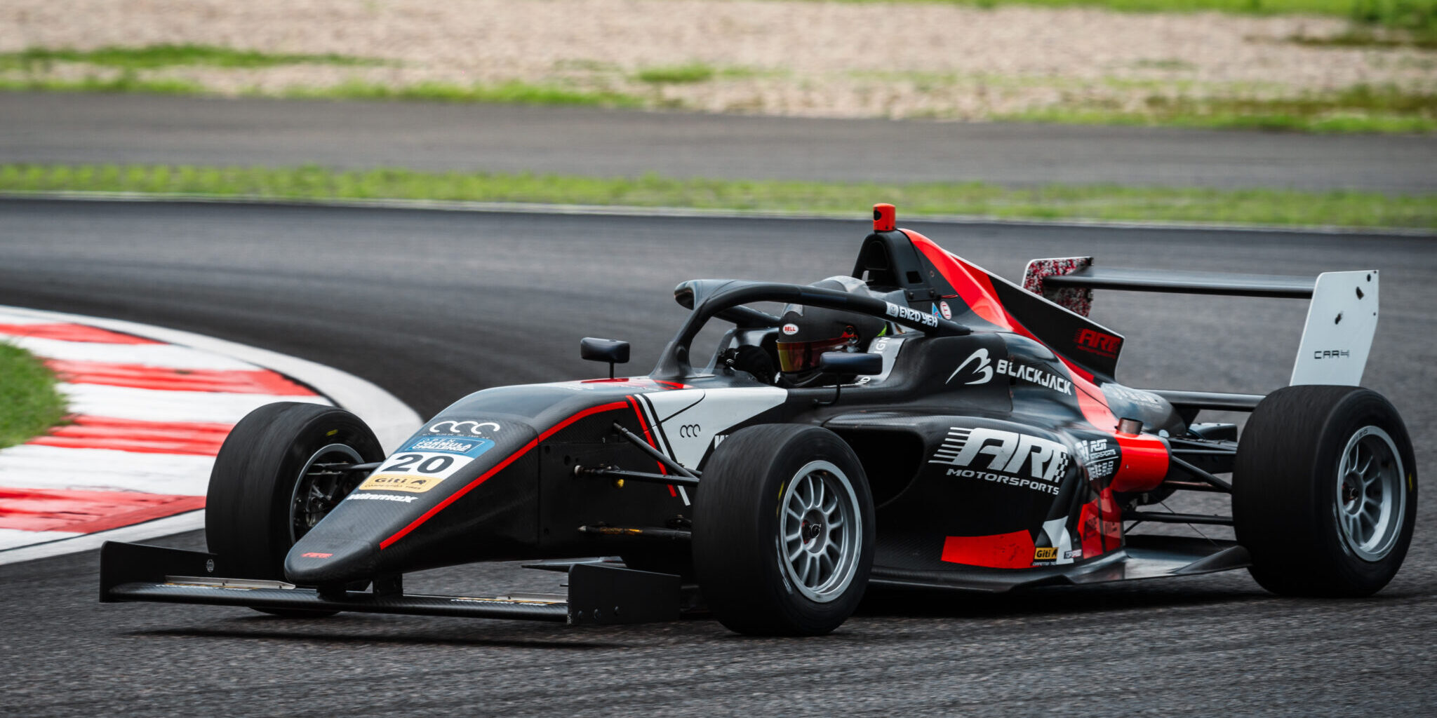 WXT01902-opq532446729