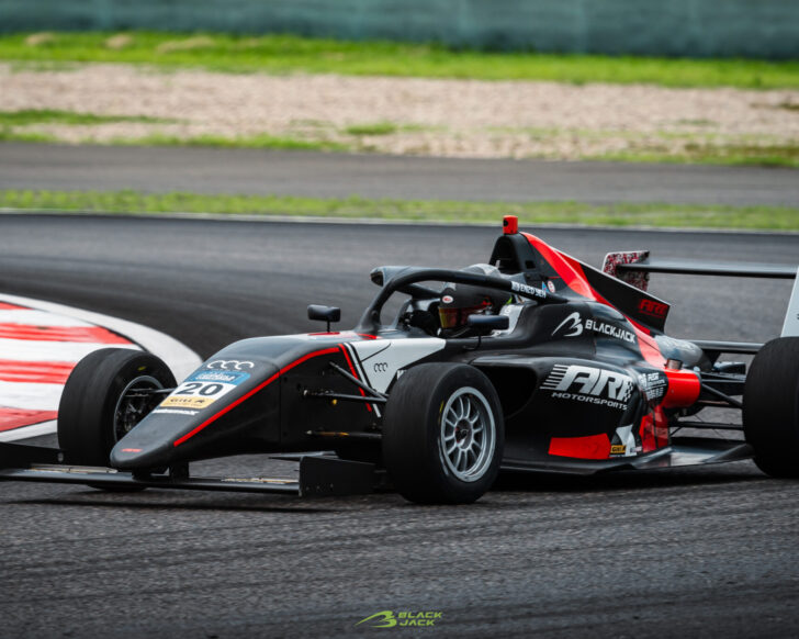 WXT01902-opq532446729