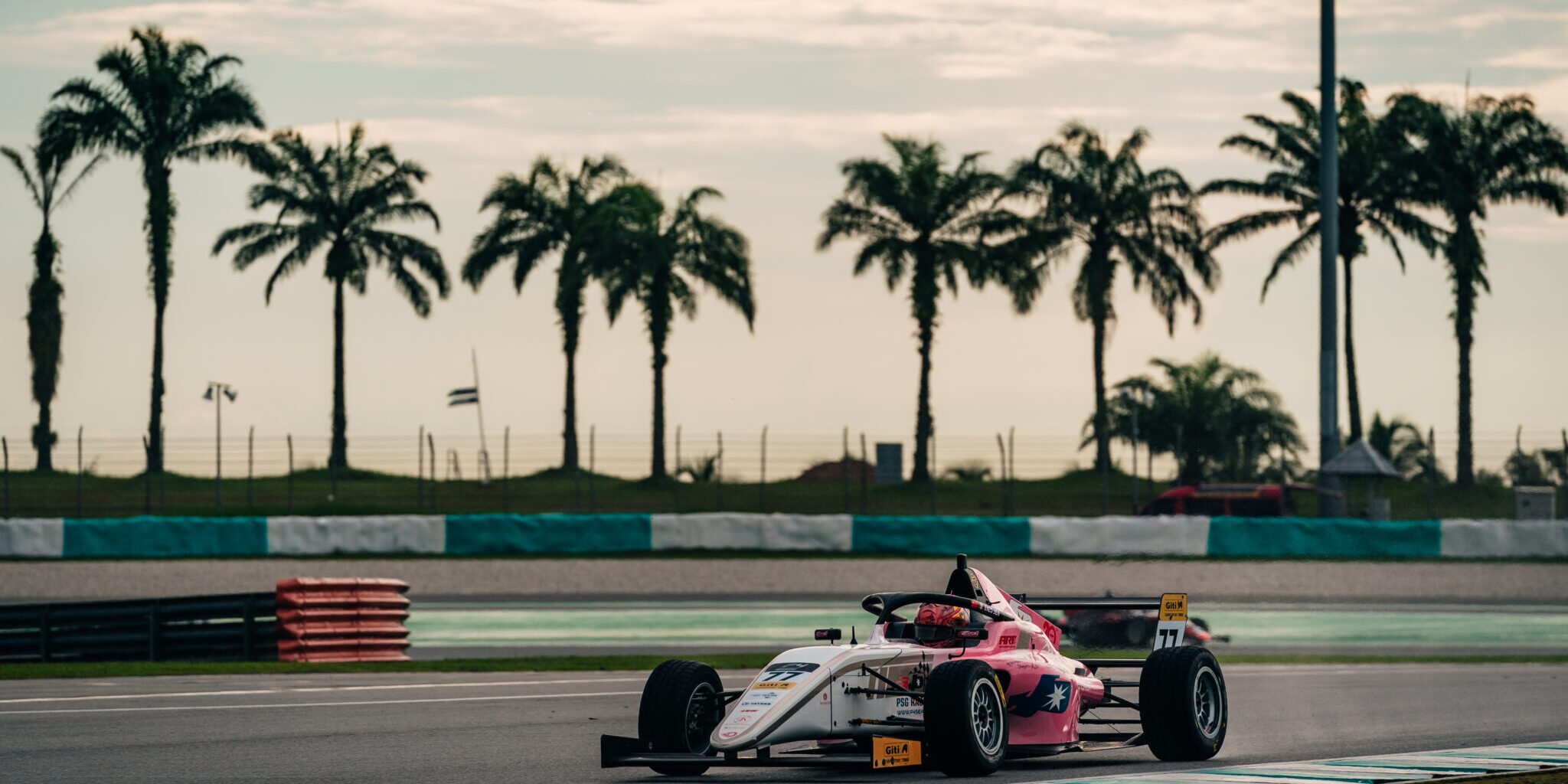 WXT04333-opq653403011